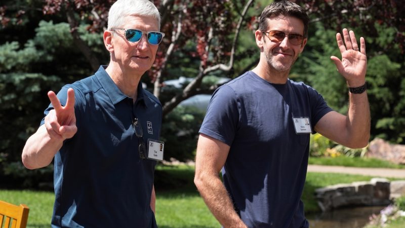 Apple’da liderlik değişimi: Tim Cook koltuğu John Ternus’a devretti