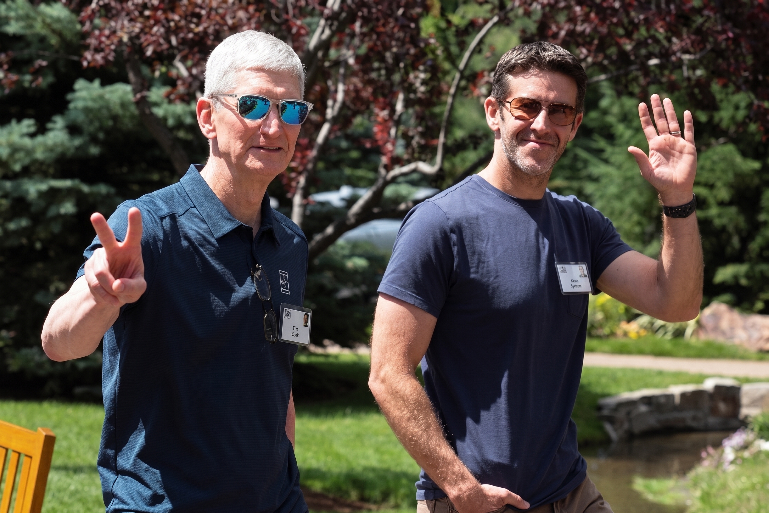 Apple’da liderlik değişimi: Tim Cook koltuğu John Ternus’a devretti
